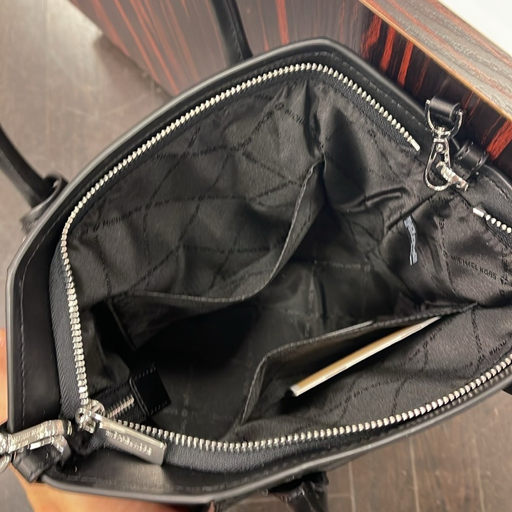 MICHAEL KORS
Avril Small Logo Top-Zip Satchel
COLOR BLACK
NWT - Picture 14 of 16
